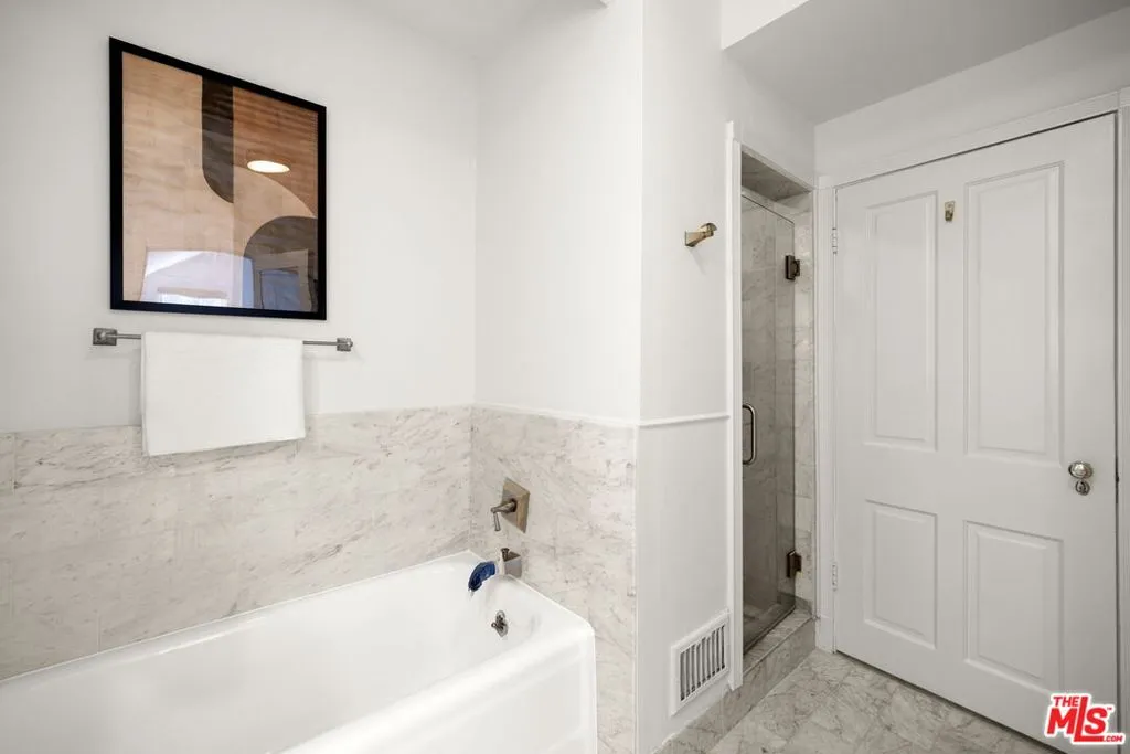 Los Angeles, California 90024, United States, 3 Bedrooms Bedrooms, ,2 BathroomsBathrooms,Residential,Active,216724