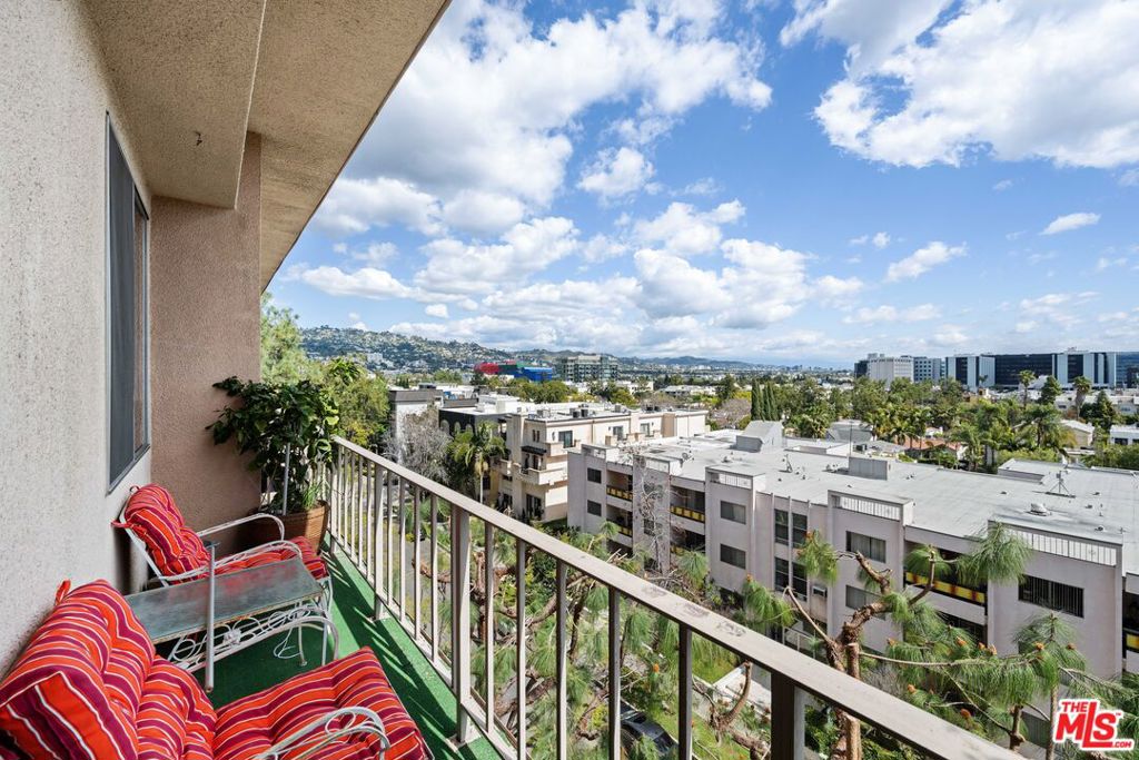 100 S Doheny Drive 512