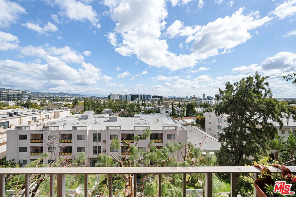 100 S Doheny Drive 512