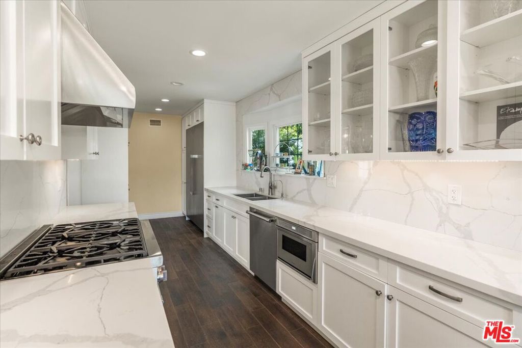 Properties 2 207 N Doheny Drive
