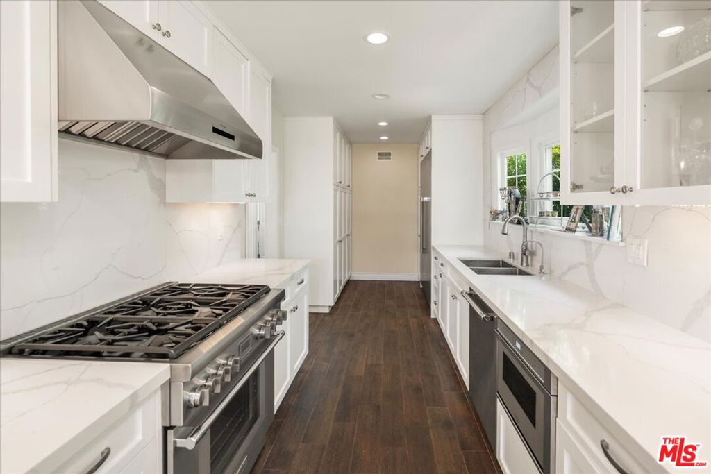 Properties 1 207 N Doheny Drive