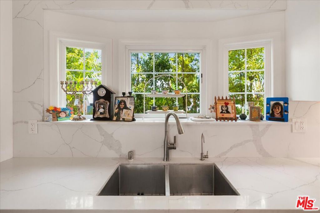 Properties 4 207 N Doheny Drive