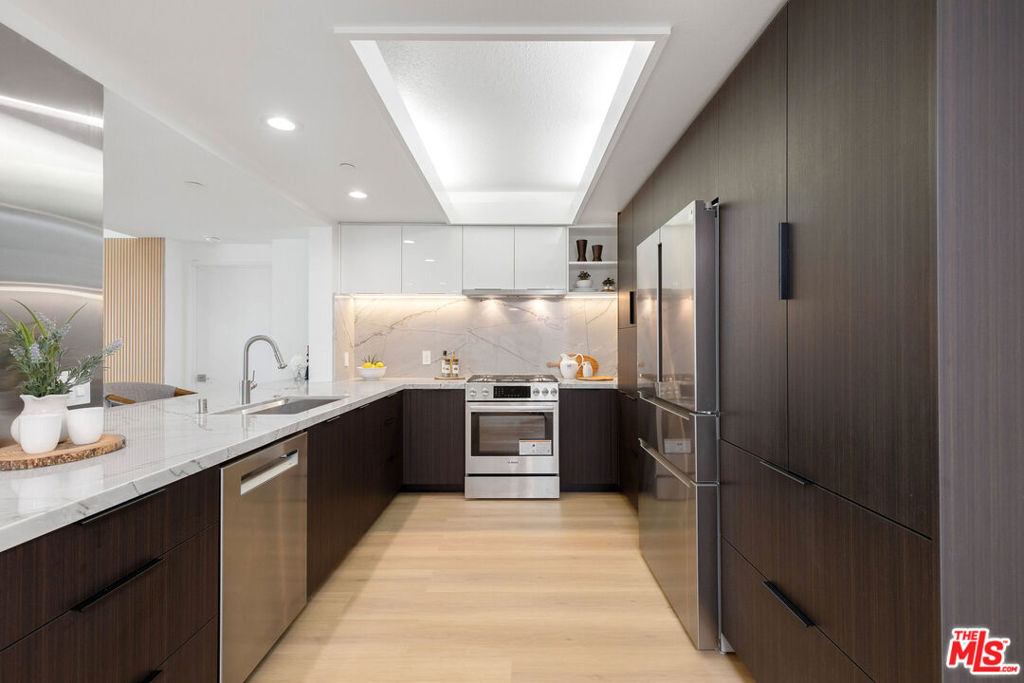 Properties 2 13600 Marina Pointe Drive 1612