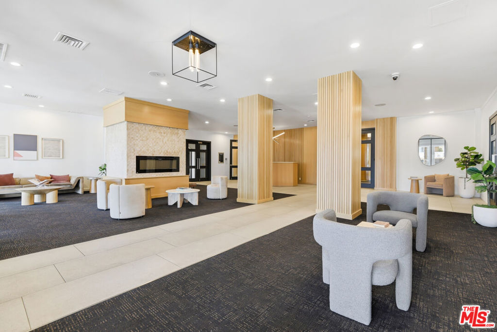 7135 Hollywood Boulevard 206