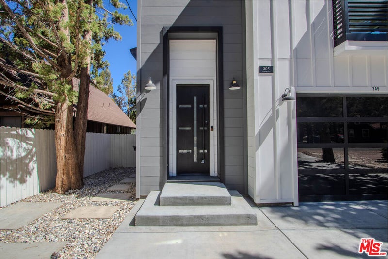 305 E Angeles Boulevard
