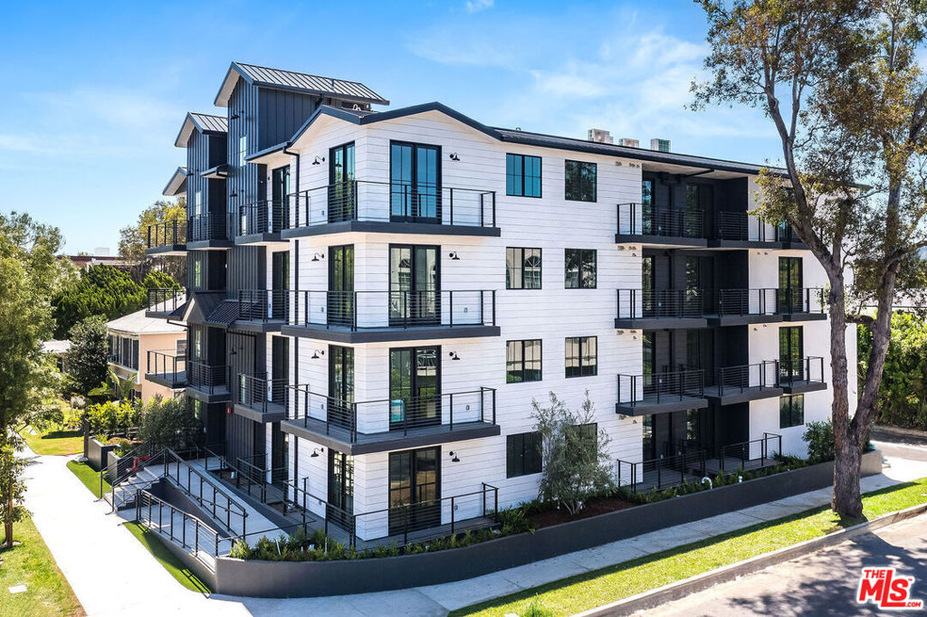 10352 Riverside Drive 102