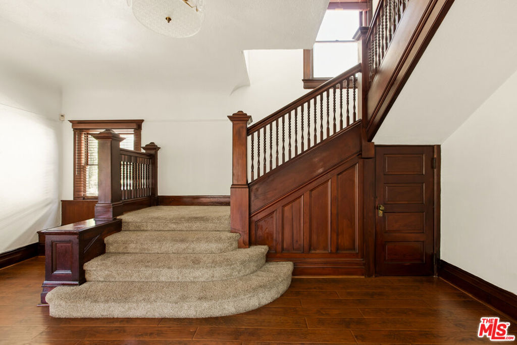 2302 S BUDLONG Avenue