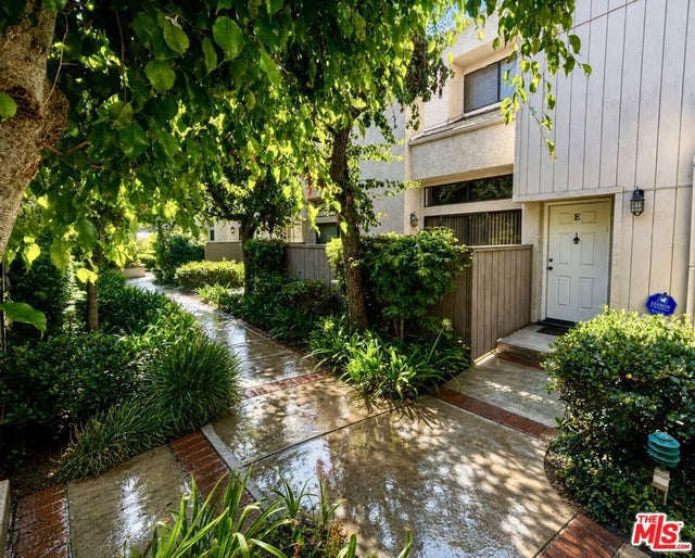 15173 Magnolia Boulevard E #E, Los Angeles