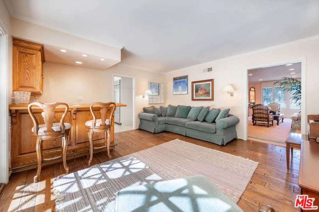 Sherman Oaks, California 91403, United States, 4 Bedrooms Bedrooms, ,3 BathroomsBathrooms,Residential,Active,239404