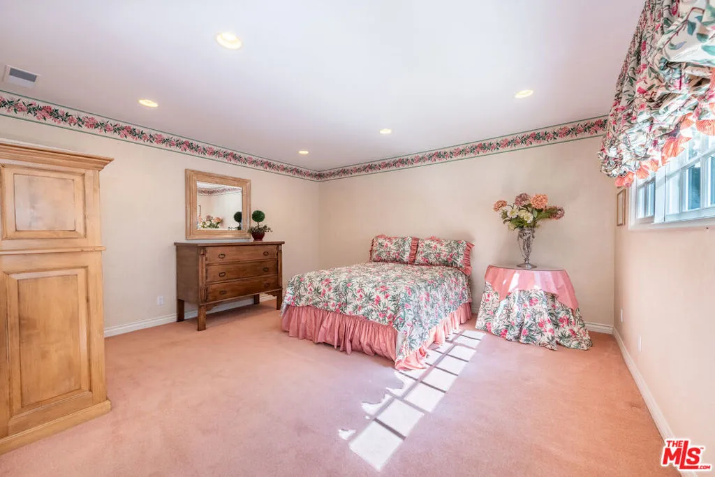 Sherman Oaks, California 91403, United States, 4 Bedrooms Bedrooms, ,3 BathroomsBathrooms,Residential,Active,239404