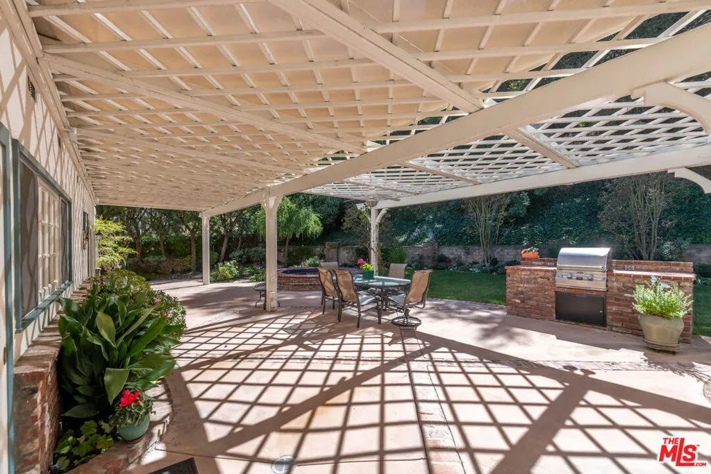 Sherman Oaks, California 91403, United States, 4 Bedrooms Bedrooms, ,3 BathroomsBathrooms,Residential,Active,239404