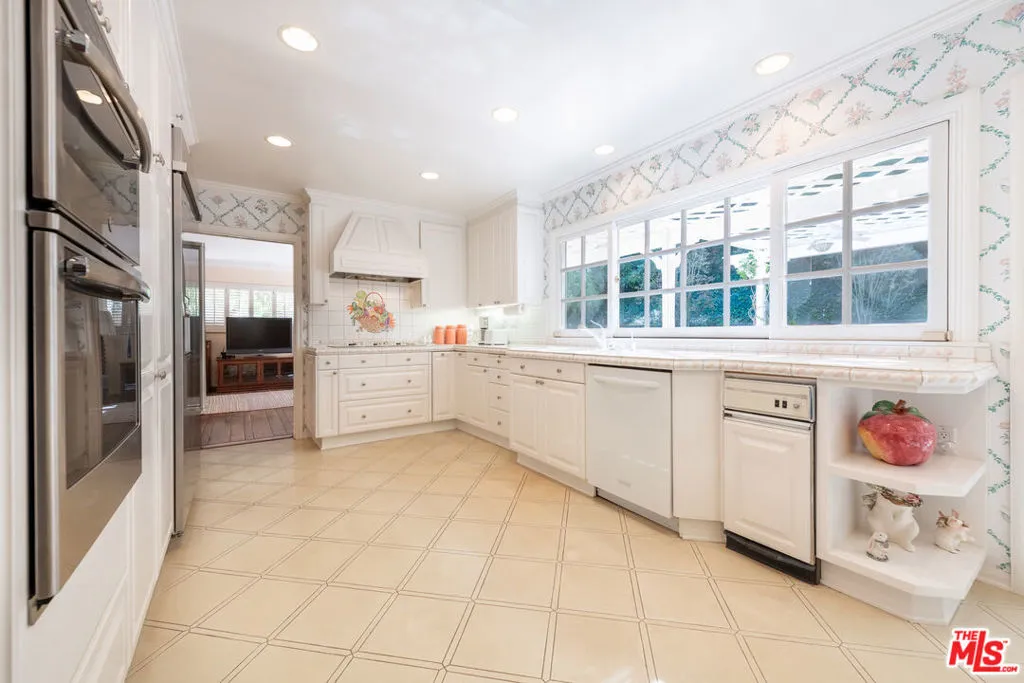 Sherman Oaks, California 91403, United States, 4 Bedrooms Bedrooms, ,3 BathroomsBathrooms,Residential,Active,239404