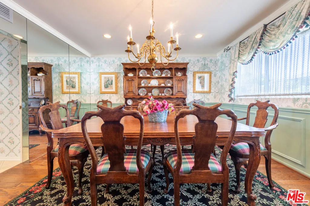 Sherman Oaks, California 91403, United States, 4 Bedrooms Bedrooms, ,3 BathroomsBathrooms,Residential,Active,239404