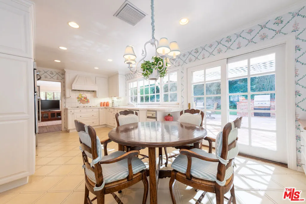 Sherman Oaks, California 91403, United States, 4 Bedrooms Bedrooms, ,3 BathroomsBathrooms,Residential,Active,239404