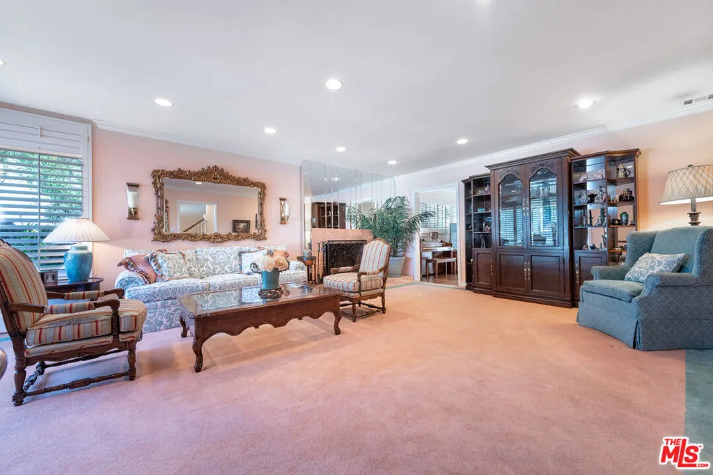 Sherman Oaks, California 91403, United States, 4 Bedrooms Bedrooms, ,3 BathroomsBathrooms,Residential,Active,239404