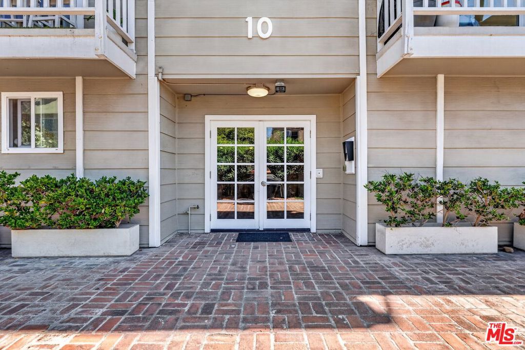 10 19th Avenue 4