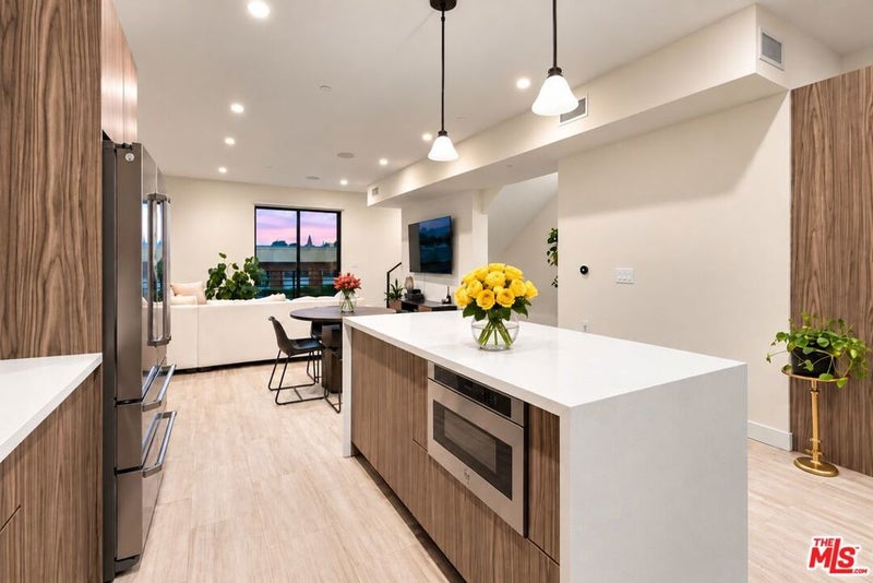 6707 N Sepulveda Boulevard