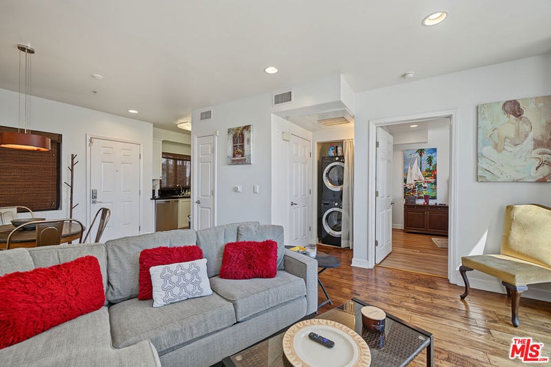 6038 Carlton Way 305