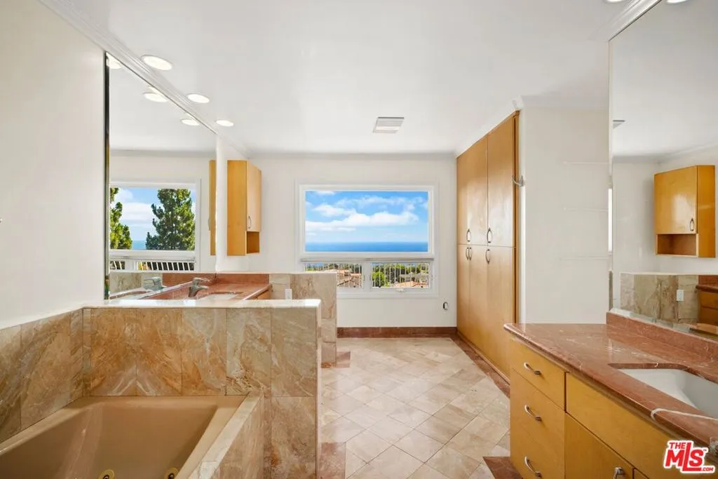 Rancho Palos Verdes, California 90275, United States, 4 Bedrooms Bedrooms, ,4 BathroomsBathrooms,Residential,Active,236267