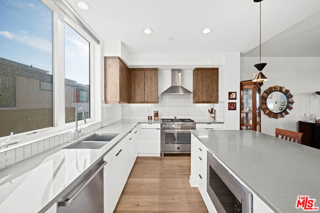 Properties 4 1049 N Joels Place