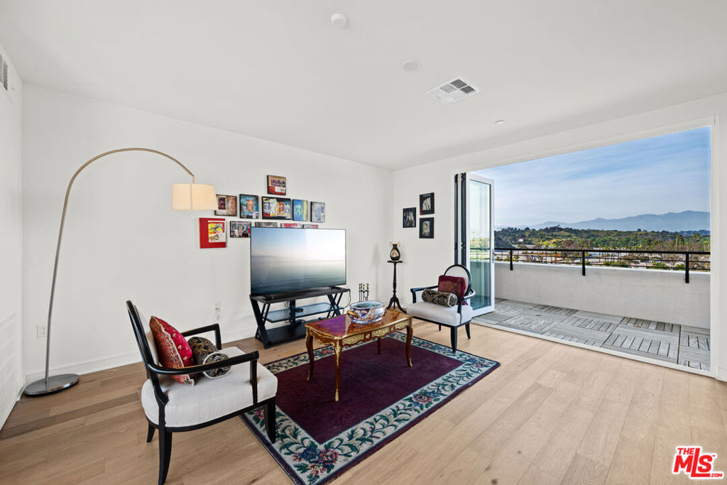 Properties 2 1049 N Joels Place