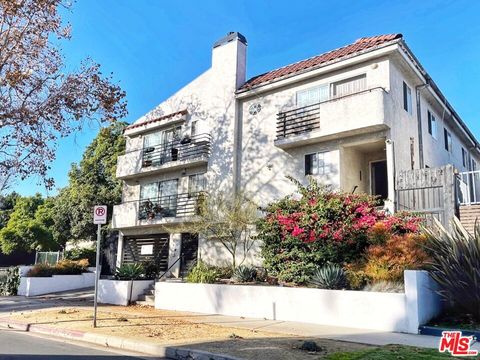 Photo of 7327 Willoughby Avenue #3, Los Angeles, CA 90046 (MLS # 25607349)
