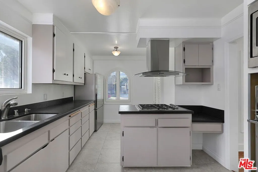 Los Angeles, California 90064, United States, 3 Bedrooms Bedrooms, ,2 BathroomsBathrooms,Residential,Active,248000