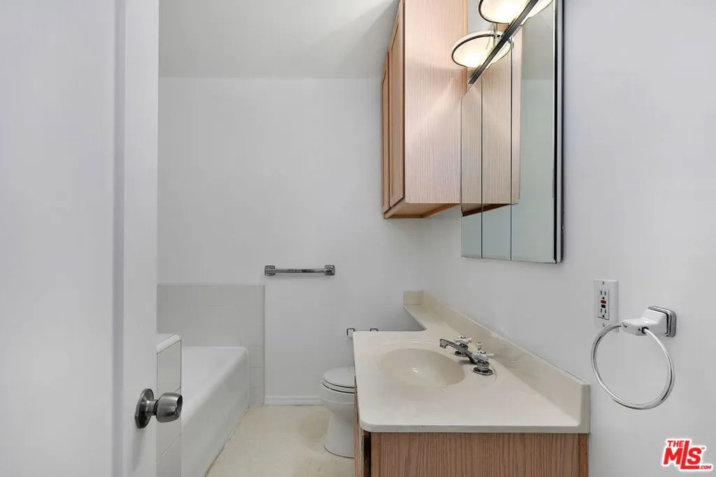 Los Angeles, California 90064, United States, 3 Bedrooms Bedrooms, ,2 BathroomsBathrooms,Residential,Active,248000