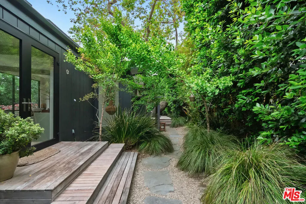 Santa Monica, California 90402, United States, 2 Bedrooms Bedrooms, ,3 BathroomsBathrooms,Residential,Active,153650