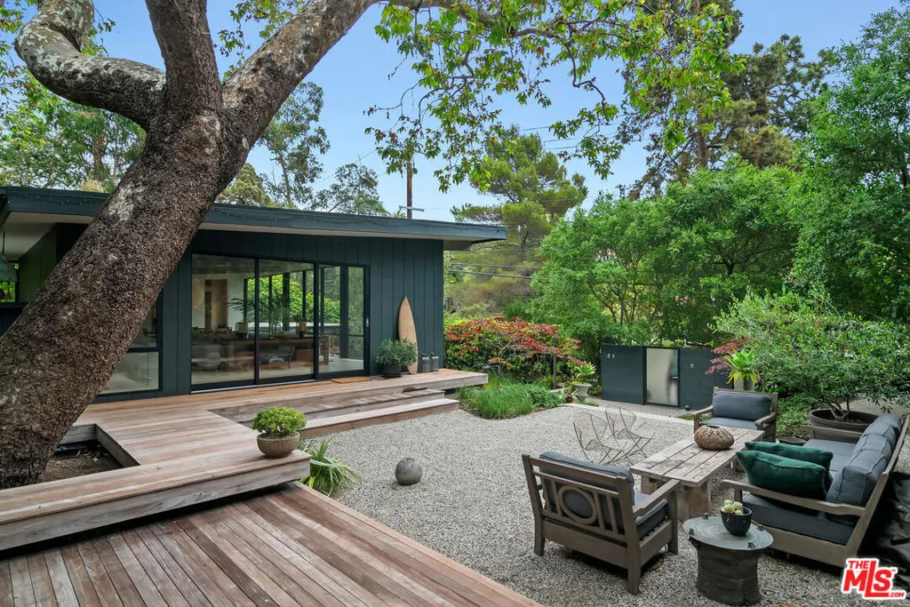 Santa Monica, California 90402, United States, 2 Bedrooms Bedrooms, ,3 BathroomsBathrooms,Residential,Active,153650