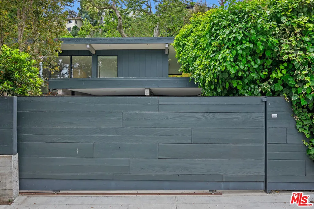 Santa Monica, California 90402, United States, 2 Bedrooms Bedrooms, ,3 BathroomsBathrooms,Residential,Active,153650