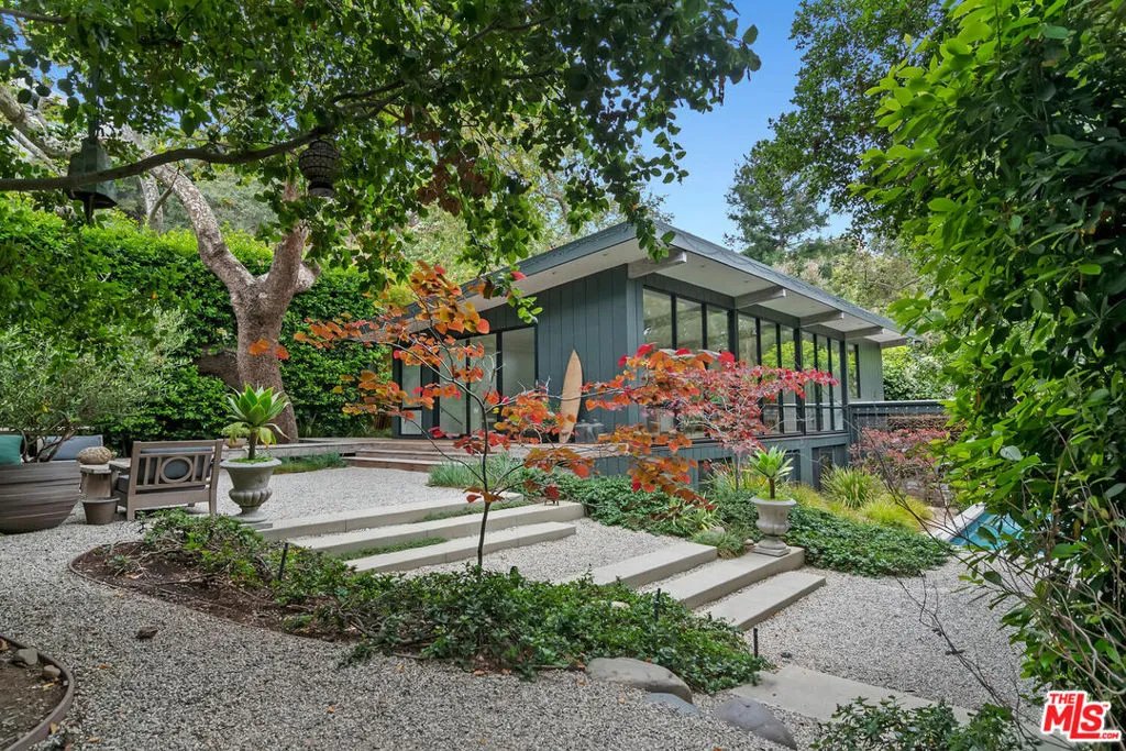 Santa Monica, California 90402, United States, 2 Bedrooms Bedrooms, ,3 BathroomsBathrooms,Residential,Active,153650