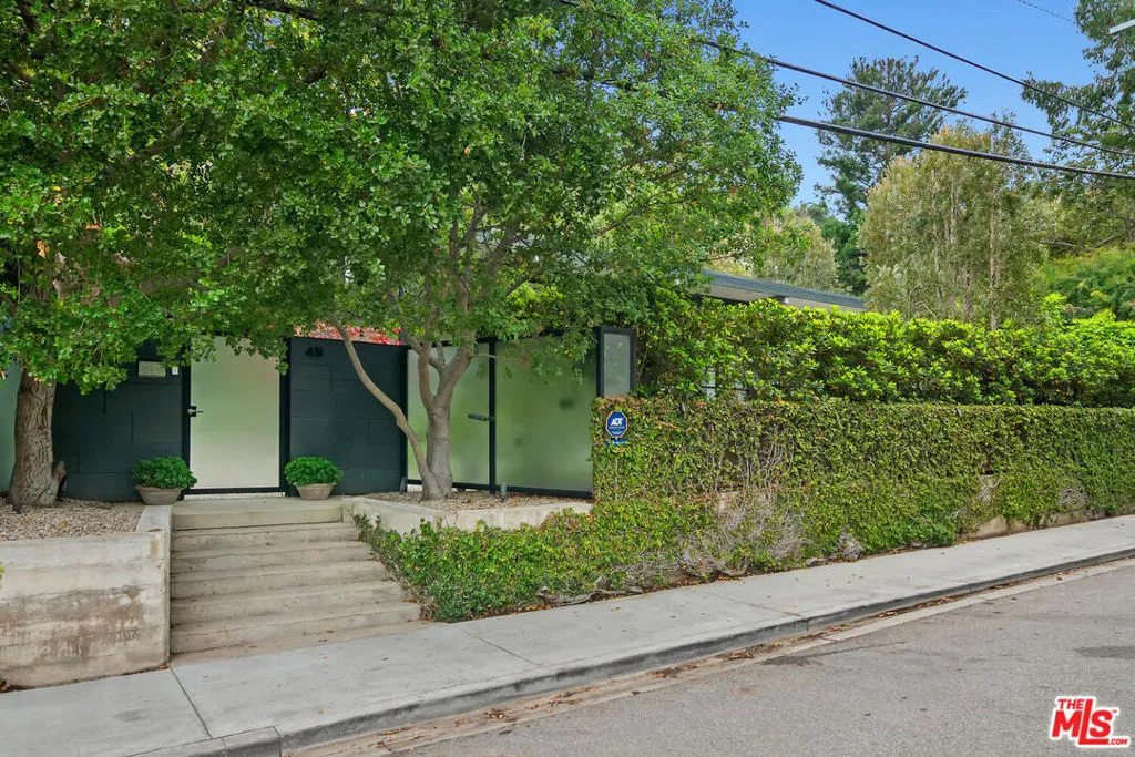 Santa Monica, California 90402, United States, 2 Bedrooms Bedrooms, ,3 BathroomsBathrooms,Residential,Active,153650