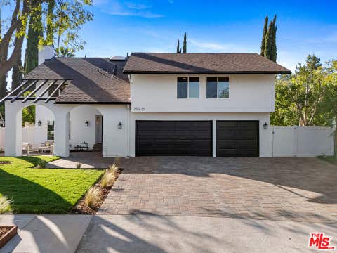 Photo of 22935 Sylvan Street, Woodland Hills, CA 91367 (MLS # 26845019)