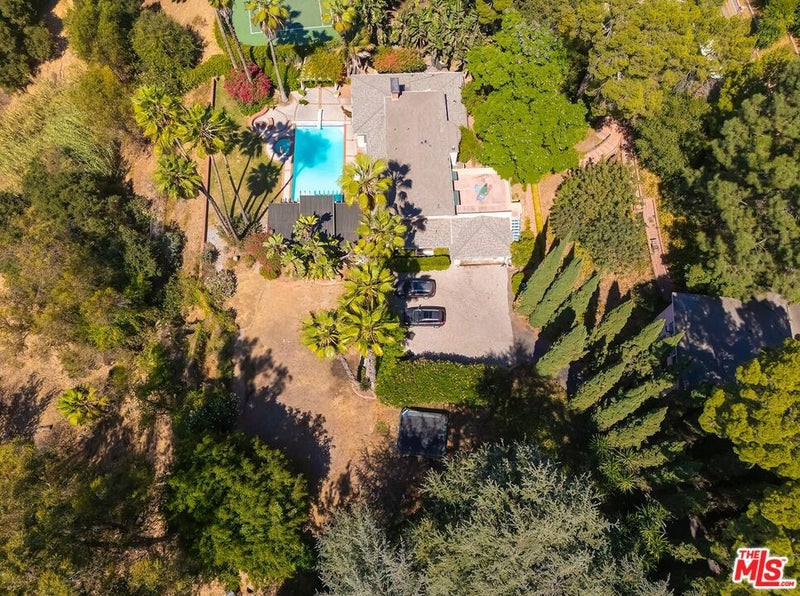 3525 N Knoll Drive