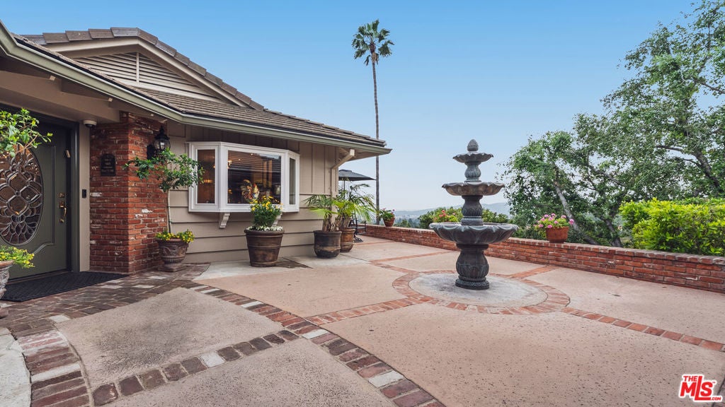 1910 Las Flores Drive