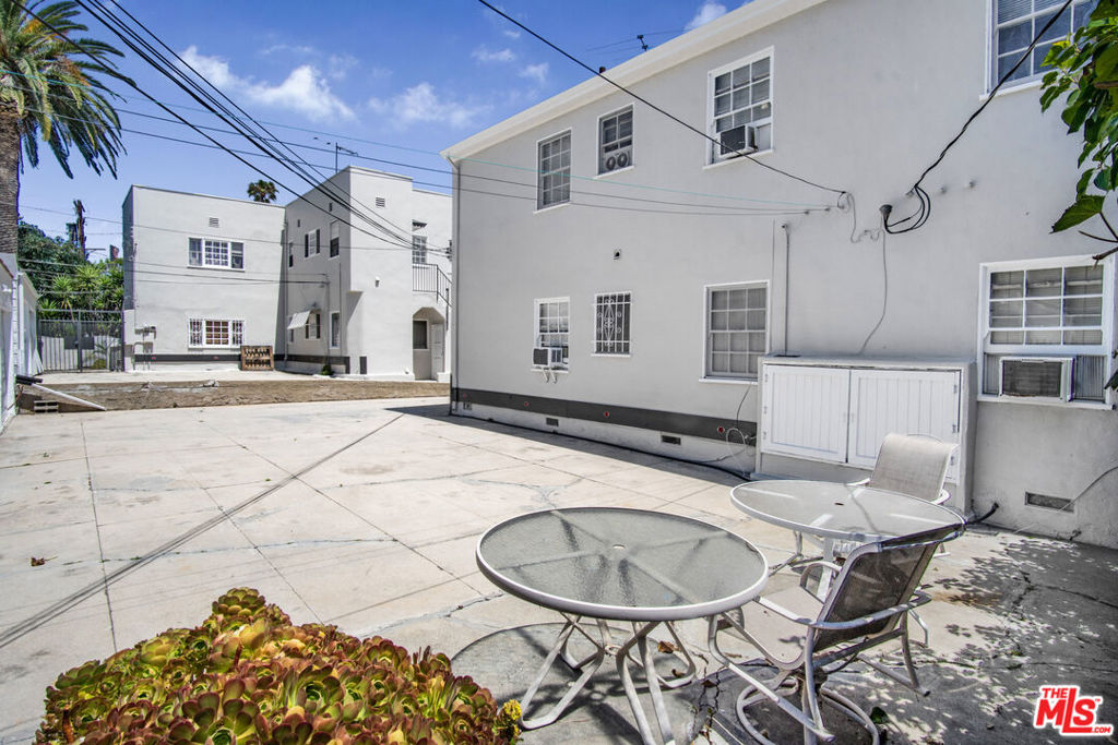 121 N Flores Street