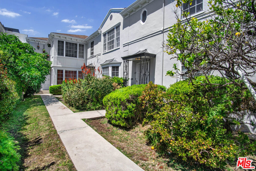 121 N Flores Street