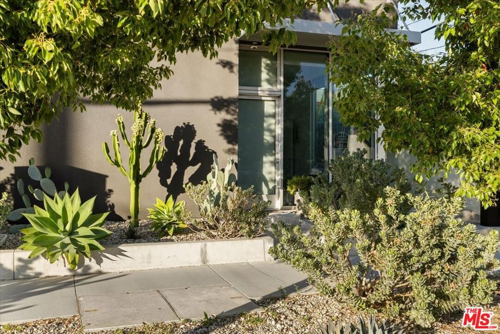 3543 Casitas Avenue