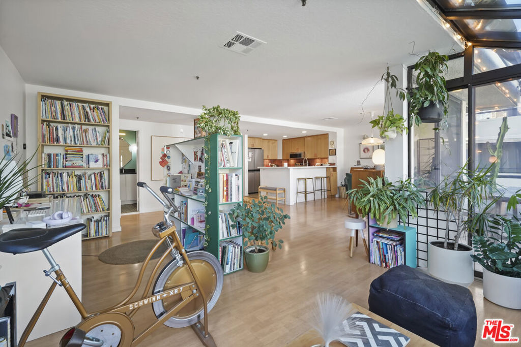 880 W 1st Street 604