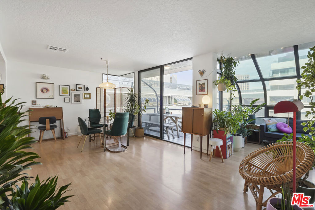 880 W 1st Street 604