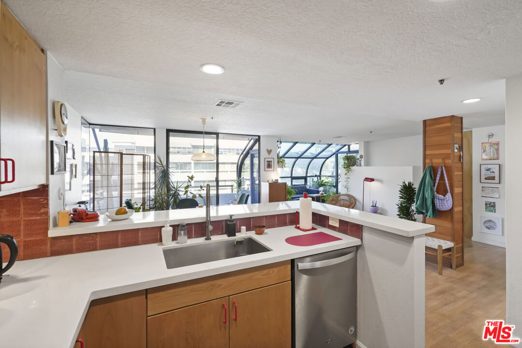 880 W 1st Street 604