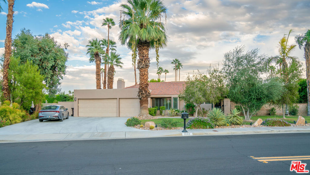 1592 S Compadre Road