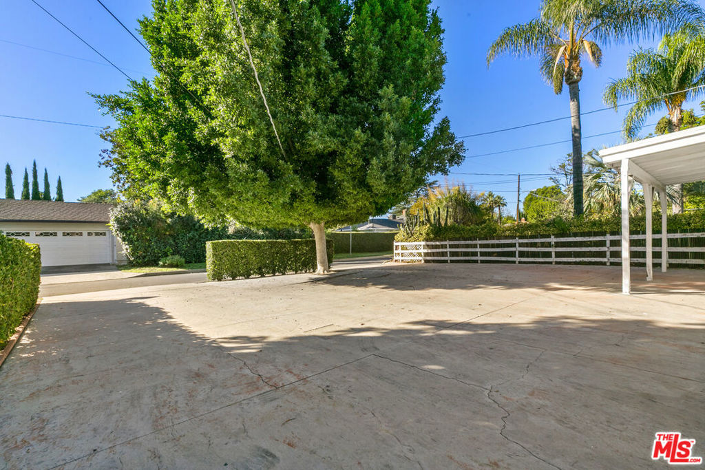 13947 Archwood Street