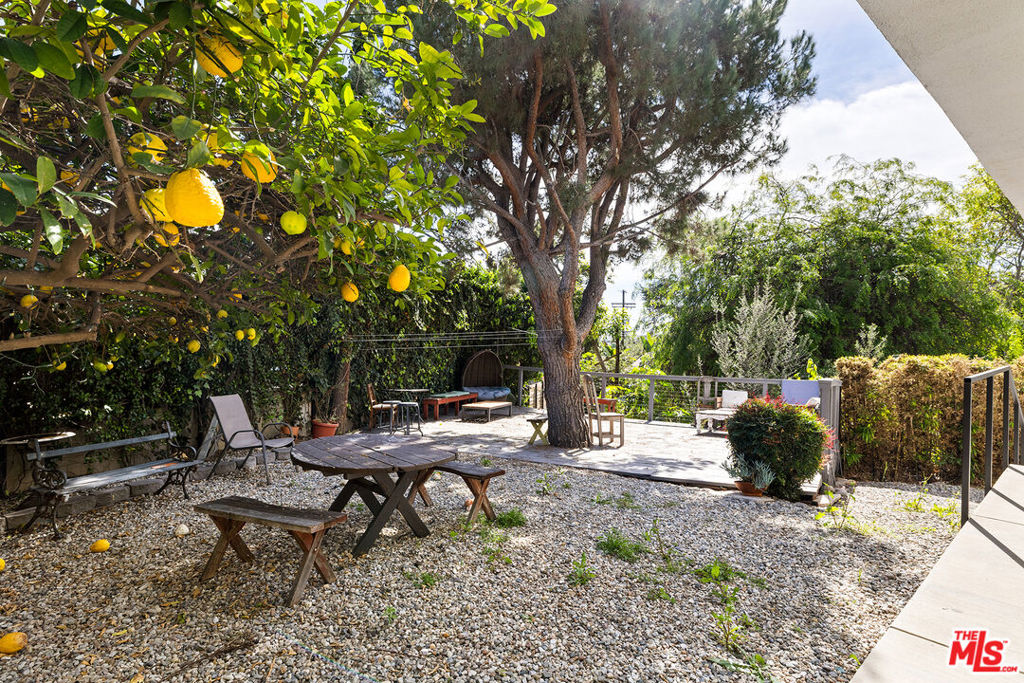 960 N Micheltorena Street