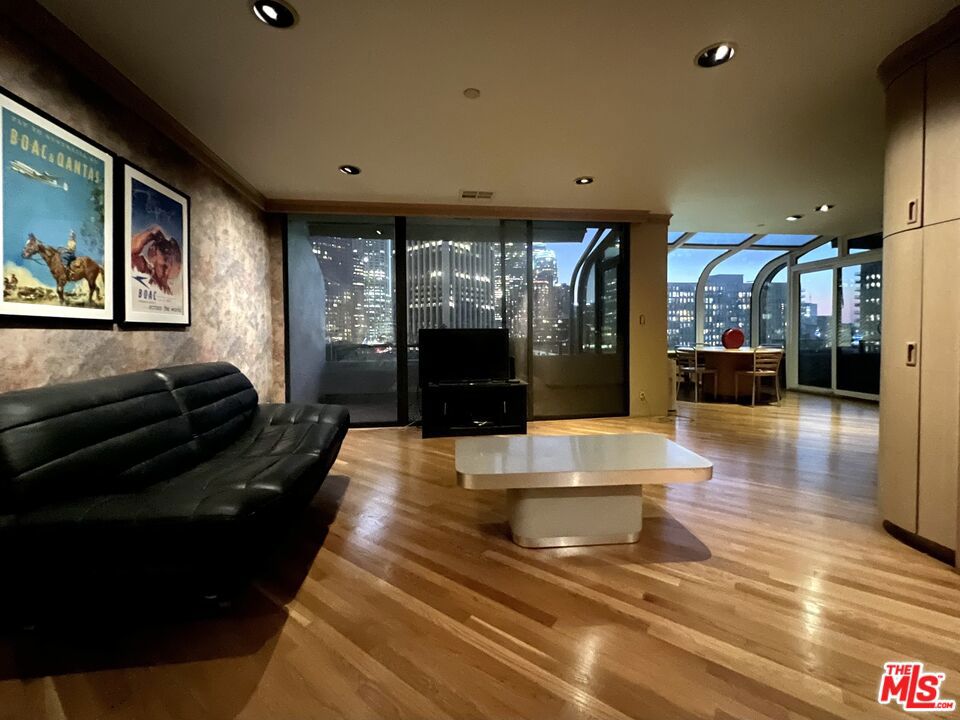 121 S Hope Street 405