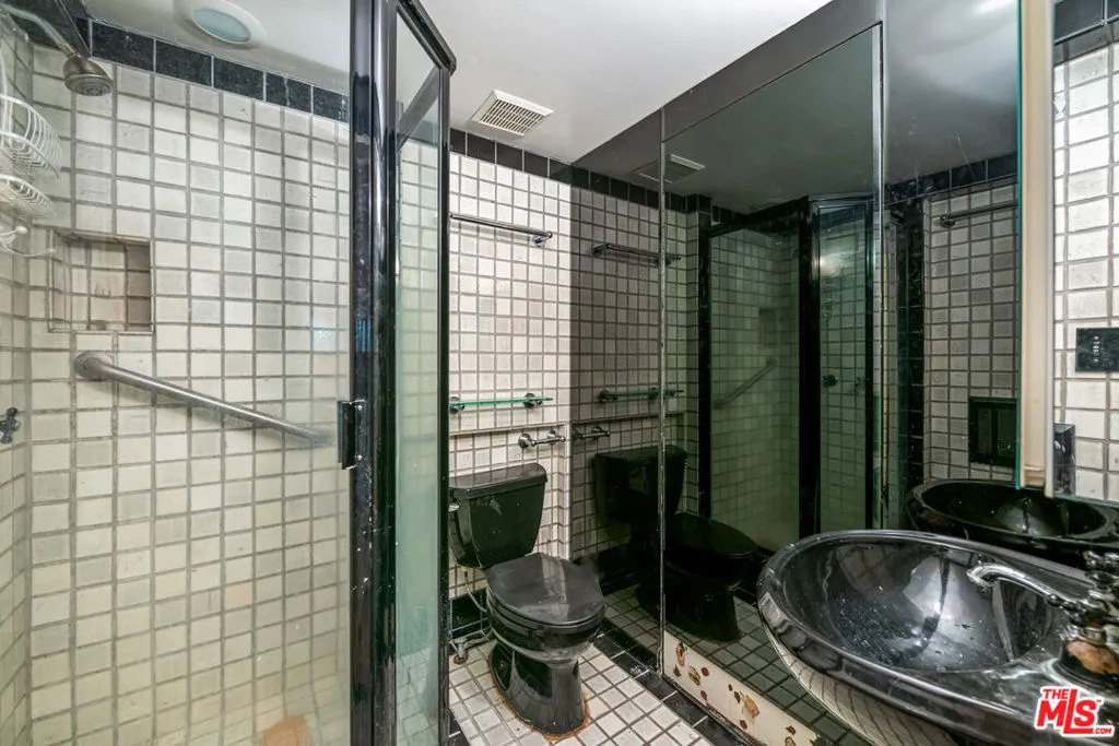 Santa Monica, California 90402, United States, 3 Bedrooms Bedrooms, ,4 BathroomsBathrooms,Residential,Active,235386