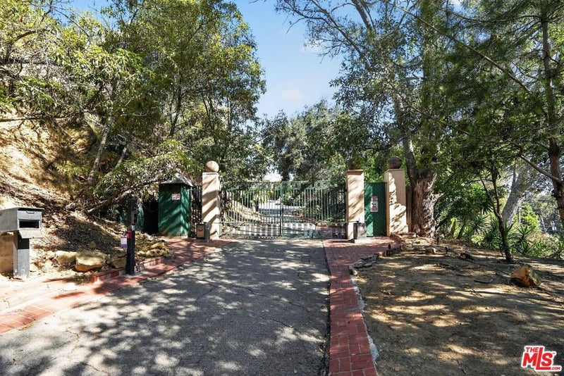 8207 Mulholland Drive