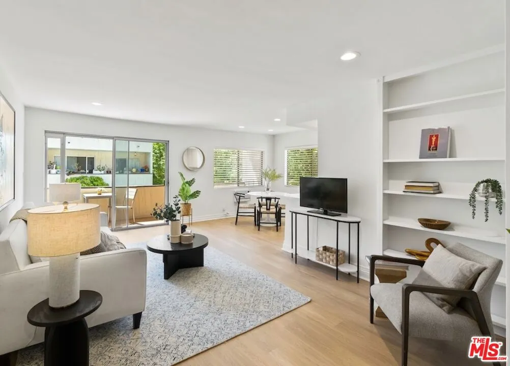 Los Angeles, California 90025, United States, 2 Bedrooms Bedrooms, ,2 BathroomsBathrooms,Residential,Active,163042