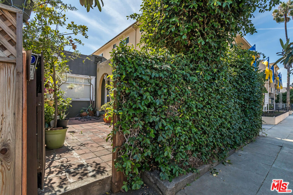 5526 Sierra Vista Avenue